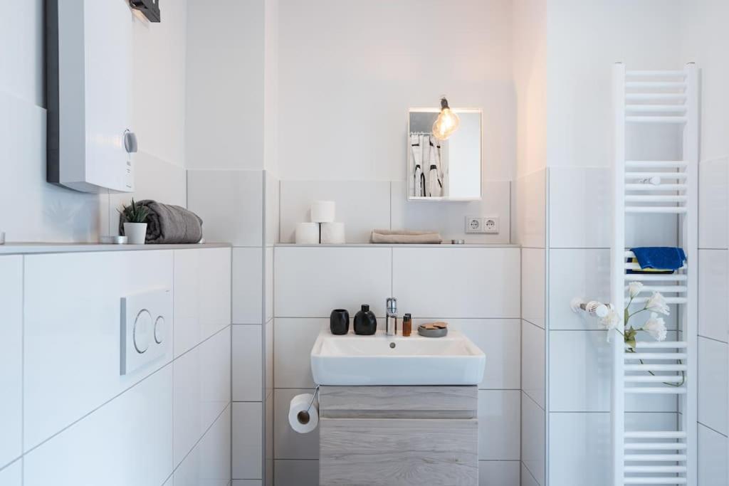- Cozy Apartment In The Heart Of Duisburg With New York Design & Betten & Sofa - 5 Mins Central Station Hbf - Big Tv & Wifi -- Exteriér fotografie